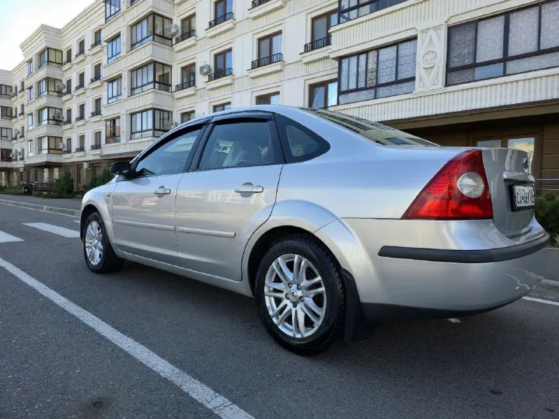 Продам ford focus 2006 год 1.6 бензин цена 510 000 автомобиль в хорошем состоянии, есть кондиционер работает отлично, зелёная автотека, обслужен, ходовая в хорошем состоянии не гремит не стучит по двигателю вопросов нет, коробка в отличном состоянии, есть небольшие нюансы по кузову (рыжики)машина сел и поехал, документы в порядке юридически чистая осмотр город мариуполь вопросы по телефону +7 949 450-74-92!! торг!! 📲 tg: @buzlama_11 📞 звоните: +7(949)4507492 - фотография - 5