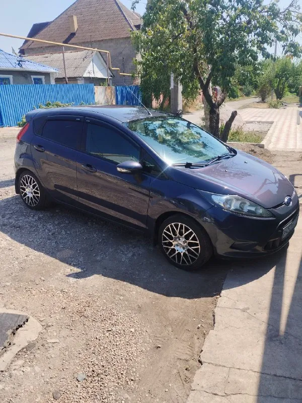 Ford fiesta 2012г. 1.4 дизель, мкпп 220тыс пробег, один владелец с автосалона, без дтп, есть один ко... - фотография