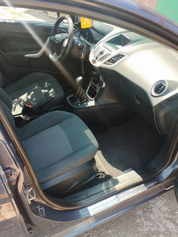 Ford fiesta 2012г. 1.4 дизель, мкпп 220тыс пробег, один владелец с автосалона, без дтп, есть один косметический окрас порога, диски р16, установлен подогрев двигателя 220в, салон в отличном состоянии. тел. +7949 401 75 24 цена 600т 📲 tg: инна гончар 📞 звоните: +7(949)4017524 - фотография - 3
