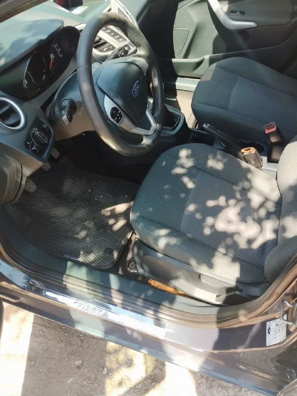 Ford fiesta 2012г. 1.4 дизель, мкпп 220тыс пробег, один владелец с автосалона, без дтп, есть один косметический окрас порога, диски р16, установлен подогрев двигателя 220в, салон в отличном состоянии. тел. +7949 401 75 24 цена 600т 📲 tg: инна гончар 📞 звоните: +7(949)4017524 - фотография - 7