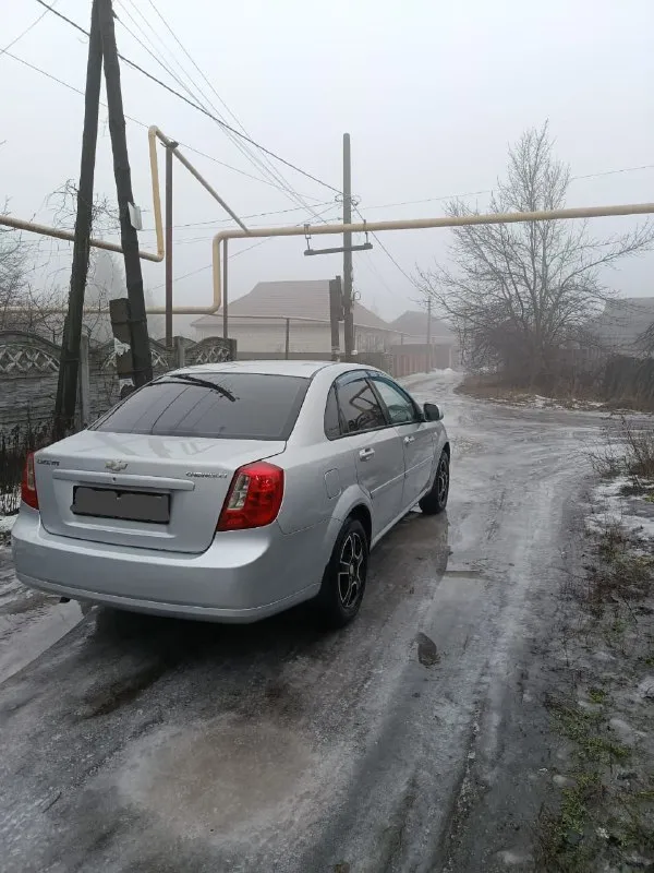 Продам chevrolet lacetti год 2010 объём двигателя 1.6 пробег 182 км авто гаражного хранения в отличном состоянии комплектация кондиционер abs 2 электро стеклоподъёмника электро зеркала подогрев передних сидений камера заднего вида хорошая музыка и отличная акустика 2 комплекта зимний и летней резины новые титановые диски авто полностью обслужен цена 580 все остальные вопросы по телефону +79490729972 возможен обмен - фотография - 4