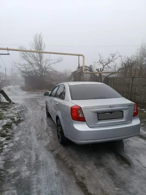 Продам chevrolet lacetti год 2010 объём двигателя 1.6 пробег 182 км авто гаражного хранения в отличном состоянии комплектация кондиционер abs 2 электро стеклоподъёмника электро зеркала подогрев передних сидений камера заднего вида хорошая музыка и отличная акустика 2 комплекта зимний и летней резины новые титановые диски авто полностью обслужен цена 580 все остальные вопросы по телефону +79490729972 возможен обмен - фотография - 5