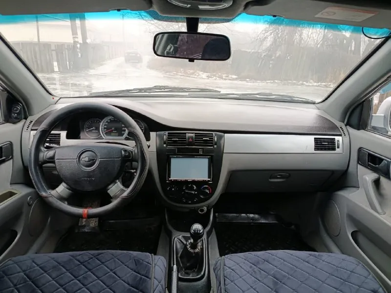 Продам chevrolet lacetti год 2010 объём двигателя 1.6 пробег 182 км авто гаражного хранения в отличном состоянии комплектация кондиционер abs 2 электро стеклоподъёмника электро зеркала подогрев передних сидений камера заднего вида хорошая музыка и отличная акустика 2 комплекта зимний и летней резины новые титановые диски авто полностью обслужен цена 580 все остальные вопросы по телефону +79490729972 возможен обмен - фотография - 7