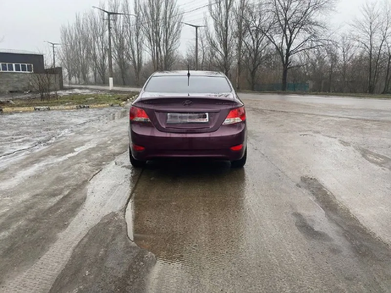 Продам hyundai солярис 2012 года мотор 1.6 коробка автомат, пробег 200 тыс км (оригинальный), цена 740₽ состояние отличное, обслужена вся, салон в отличном состоянии, делать ни чего не надо, сел и катайся, сигнализация, новая резина, кондиционер, стеклоподъемники, гидроусилитель на авто работает все, по мотору вопросов нет работает идеально, мягко без стуков и прочих шумов, масло не доливаю ни грамма( катализатор удален )коробка работает отлично, масло менял, все вопросы по тел +79494936731 макеевка, торг 📞 звоните: +7(949)4936731 - фотография - 4