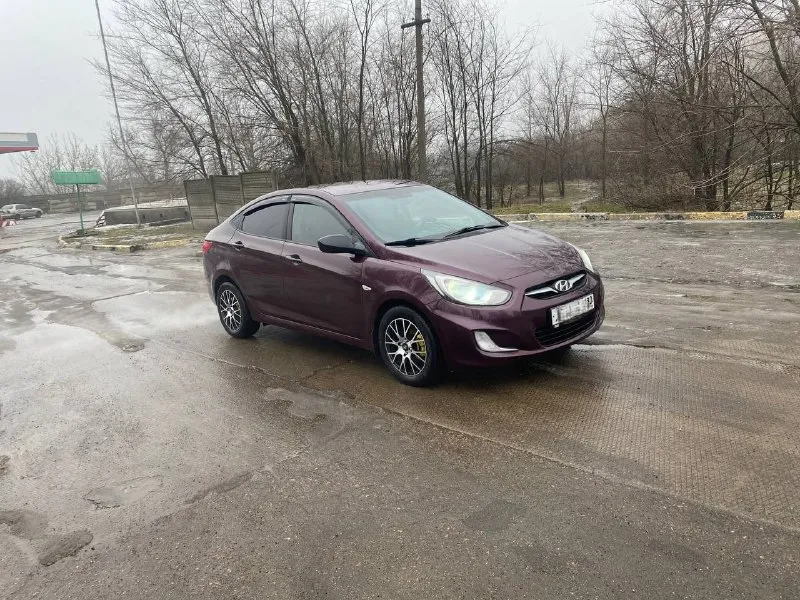 Продам hyundai солярис 2012 года мотор 1.6 коробка автомат, пробег 200 тыс км (оригинальный), цена 740₽ состояние отличное, обслужена вся, салон в отличном состоянии, делать ни чего не надо, сел и катайся, сигнализация, новая резина, кондиционер, стеклоподъемники, гидроусилитель на авто работает все, по мотору вопросов нет работает идеально, мягко без стуков и прочих шумов, масло не доливаю ни грамма( катализатор удален )коробка работает отлично, масло менял, все вопросы по тел +79494936731 макеевка, торг 📞 звоните: +7(949)4936731 - фотография - 5