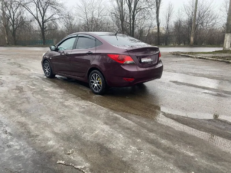 Продам hyundai солярис 2012 года мотор 1.6 коробка автомат, пробег 200 тыс км (оригинальный), цена 740₽ состояние отличное, обслужена вся, салон в отличном состоянии, делать ни чего не надо, сел и катайся, сигнализация, новая резина, кондиционер, стеклоподъемники, гидроусилитель на авто работает все, по мотору вопросов нет работает идеально, мягко без стуков и прочих шумов, масло не доливаю ни грамма( катализатор удален )коробка работает отлично, масло менял, все вопросы по тел +79494936731 макеевка, торг 📞 звоните: +7(949)4936731 - фотография - 6
