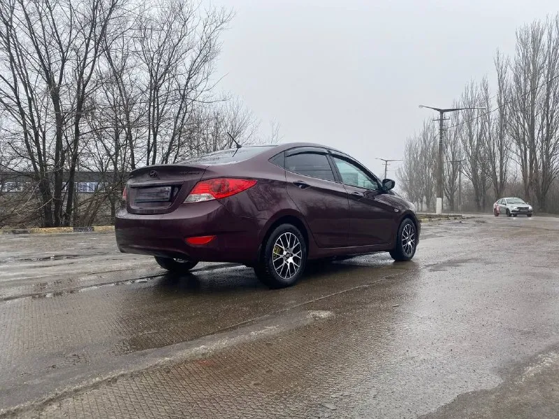Продам hyundai солярис 2012 года мотор 1.6 коробка автомат, пробег 200 тыс км (оригинальный), цена 740₽ состояние отличное, обслужена вся, салон в отличном состоянии, делать ни чего не надо, сел и катайся, сигнализация, новая резина, кондиционер, стеклоподъемники, гидроусилитель на авто работает все, по мотору вопросов нет работает идеально, мягко без стуков и прочих шумов, масло не доливаю ни грамма( катализатор удален )коробка работает отлично, масло менял, все вопросы по тел +79494936731 макеевка, торг 📞 звоните: +7(949)4936731 - фотография - 7