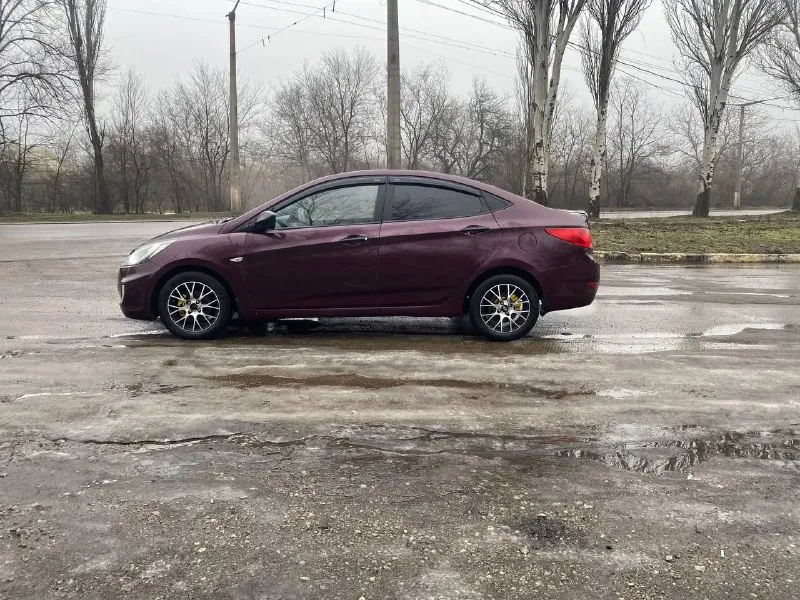 Продам hyundai солярис 2012 года мотор 1.6 коробка автомат, пробег 200 тыс км (оригинальный), цена 740₽ состояние отличное, обслужена вся, салон в отличном состоянии, делать ни чего не надо, сел и катайся, сигнализация, новая резина, кондиционер, стеклоподъемники, гидроусилитель на авто работает все, по мотору вопросов нет работает идеально, мягко без стуков и прочих шумов, масло не доливаю ни грамма( катализатор удален )коробка работает отлично, масло менял, все вопросы по тел +79494936731 макеевка, торг 📞 звоните: +7(949)4936731 - фотография - 8
