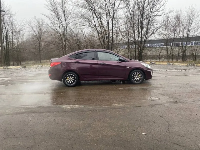 Продам hyundai солярис 2012 года мотор 1.6 коробка автомат, пробег 200 тыс км (оригинальный), цена 740₽ состояние отличное, обслужена вся, салон в отличном состоянии, делать ни чего не надо, сел и катайся, сигнализация, новая резина, кондиционер, стеклоподъемники, гидроусилитель на авто работает все, по мотору вопросов нет работает идеально, мягко без стуков и прочих шумов, масло не доливаю ни грамма( катализатор удален )коробка работает отлично, масло менял, все вопросы по тел +79494936731 макеевка, торг 📞 звоните: +7(949)4936731 - фотография - 9