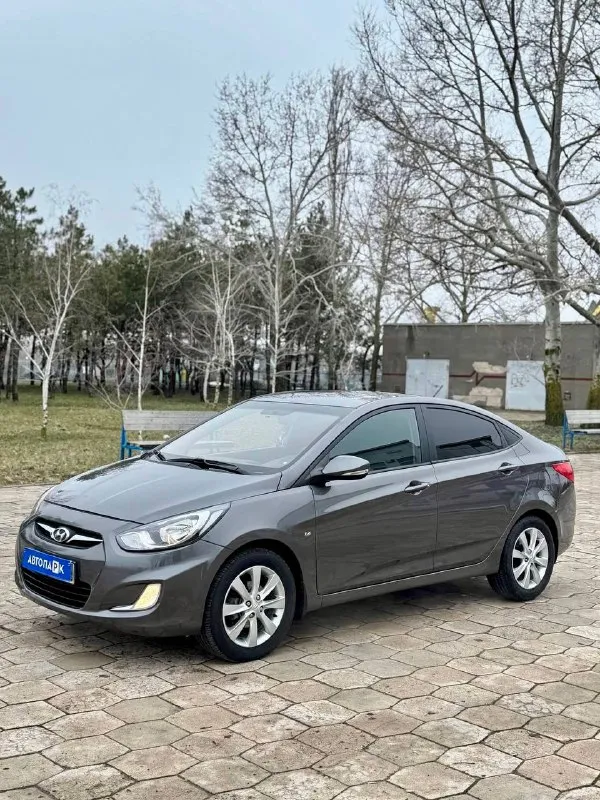 🇰🇵 hyundai solaris 💰цена: 800 000р 🏢город: мариуполь 📅год выпуска: 2011 🧾пробег: 220 050км. ⚙️двигатель: 1.6 ⛽топливо: бензин ⚙️кпп: механика 📞 телефон: +7-949-727-41-51 +7-949-551-91-52 +7-989-263-55-56 💾 описание solaris – проверенный временем городской автомобиль, который сочетает в себе экономичность и уверенную управляемость. ✅оригинальный пробег ✅отличное состояние как внешне, так и технически хорошая комплектация: кожаный мульти-руль, полный электопакет, подогрев сидений, обогрев зоны дворников, птф, гидроусилитель, airbag, abs, оригинальные литые диски r16. улица шевченко 269 🏦 возможна продажа в кредит по двум документам. - фотография - 1