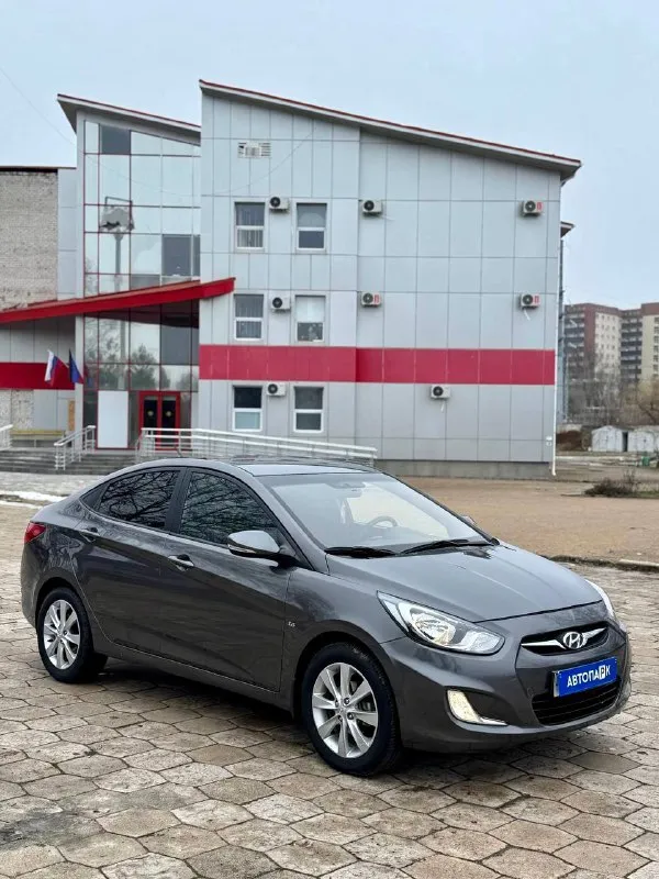 🇰🇵 hyundai solaris 💰цена: 800 000р 🏢город: мариуполь 📅год выпуска: 2011 🧾пробег: 220 050км. ⚙️двигатель: 1.6 ⛽топливо: бензин ⚙️кпп: механика 📞 телефон: +7-949-727-41-51 +7-949-551-91-52 +7-989-263-55-56 💾 описание solaris – проверенный временем городской автомобиль, который сочетает в себе экономичность и уверенную управляемость. ✅оригинальный пробег ✅отличное состояние как внешне, так и технически хорошая комплектация: кожаный мульти-руль, полный электопакет, подогрев сидений, обогрев зоны дворников, птф, гидроусилитель, airbag, abs, оригинальные литые диски r16. улица шевченко 269 🏦 возможна продажа в кредит по двум документам. - фотография - 3