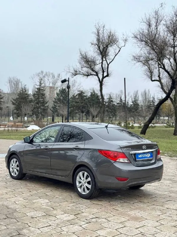 🇰🇵 hyundai solaris 💰цена: 800 000р 🏢город: мариуполь 📅год выпуска: 2011 🧾пробег: 220 050км. ⚙️двигатель: 1.6 ⛽топливо: бензин ⚙️кпп: механика 📞 телефон: +7-949-727-41-51 +7-949-551-91-52 +7-989-263-55-56 💾 описание solaris – проверенный временем городской автомобиль, который сочетает в себе экономичность и уверенную управляемость. ✅оригинальный пробег ✅отличное состояние как внешне, так и технически хорошая комплектация: кожаный мульти-руль, полный электопакет, подогрев сидений, обогрев зоны дворников, птф, гидроусилитель, airbag, abs, оригинальные литые диски r16. улица шевченко 269 🏦 возможна продажа в кредит по двум документам. - фотография - 4