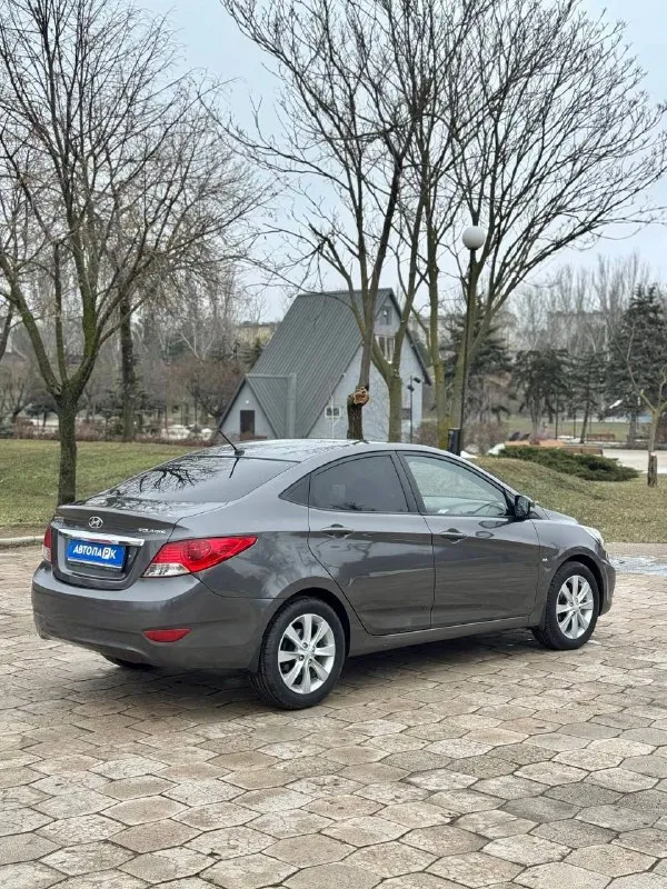 🇰🇵 hyundai solaris 💰цена: 800 000р 🏢город: мариуполь 📅год выпуска: 2011 🧾пробег: 220 050км. ⚙️двигатель: 1.6 ⛽топливо: бензин ⚙️кпп: механика 📞 телефон: +7-949-727-41-51 +7-949-551-91-52 +7-989-263-55-56 💾 описание solaris – проверенный временем городской автомобиль, который сочетает в себе экономичность и уверенную управляемость. ✅оригинальный пробег ✅отличное состояние как внешне, так и технически хорошая комплектация: кожаный мульти-руль, полный электопакет, подогрев сидений, обогрев зоны дворников, птф, гидроусилитель, airbag, abs, оригинальные литые диски r16. улица шевченко 269 🏦 возможна продажа в кредит по двум документам. - фотография - 6
