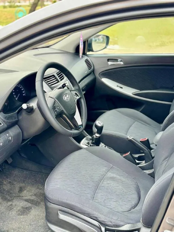 🇰🇵 hyundai solaris 💰цена: 800 000р 🏢город: мариуполь 📅год выпуска: 2011 🧾пробег: 220 050км. ⚙️двигатель: 1.6 ⛽топливо: бензин ⚙️кпп: механика 📞 телефон: +7-949-727-41-51 +7-949-551-91-52 +7-989-263-55-56 💾 описание solaris – проверенный временем городской автомобиль, который сочетает в себе экономичность и уверенную управляемость. ✅оригинальный пробег ✅отличное состояние как внешне, так и технически хорошая комплектация: кожаный мульти-руль, полный электопакет, подогрев сидений, обогрев зоны дворников, птф, гидроусилитель, airbag, abs, оригинальные литые диски r16. улица шевченко 269 🏦 возможна продажа в кредит по двум документам. - фотография - 9