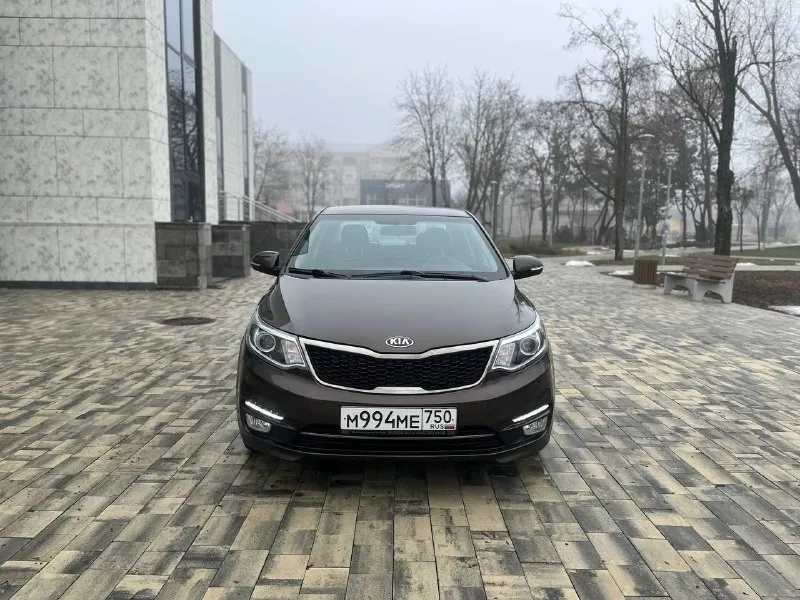 Продам kia rio 2015 год 1.6 мкпп пробег 61000 тыс родной, один единственный собственник состояние автомобиля реально идеальное!не бит не крашен даже бампера в родной краски стёкла все родные включая лобовое отличная комплектация! Датчик света дождя климат контроль подогрев лобового стекла подогрев руля сидений ходовые огни техническая часть состояние близко к новому вложений никаких не требует, осмотр город мариуполь цена 1120000руб по всем вопросам звоните +79490261919 - фотография - 1