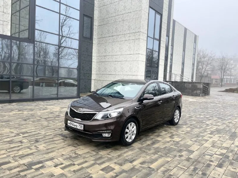 Продам kia rio 2015 год 1.6 мкпп пробег 61000 тыс родной, один единственный собственник состояние автомобиля реально идеальное!не бит не крашен даже бампера в родной краски стёкла все родные включая лобовое отличная комплектация! Датчик света дождя климат контроль подогрев лобового стекла подогрев руля сидений ходовые огни техническая часть состояние близко к новому вложений никаких не требует, осмотр город мариуполь цена 1120000руб по всем вопросам звоните +79490261919 - фотография - 3