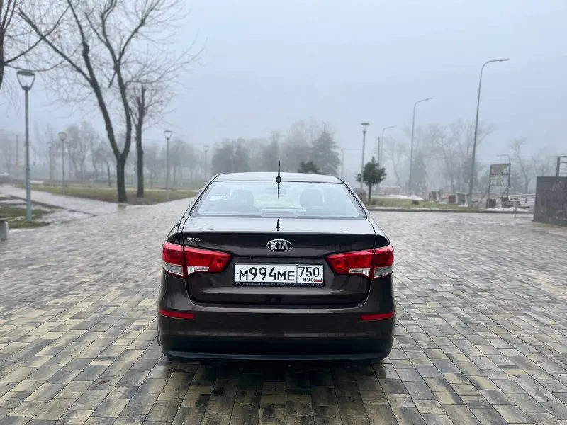 Продам kia rio 2015 год 1.6 мкпп пробег 61000 тыс родной, один единственный собственник состояние автомобиля реально идеальное!не бит не крашен даже бампера в родной краски стёкла все родные включая лобовое отличная комплектация! Датчик света дождя климат контроль подогрев лобового стекла подогрев руля сидений ходовые огни техническая часть состояние близко к новому вложений никаких не требует, осмотр город мариуполь цена 1120000руб по всем вопросам звоните +79490261919 - фотография - 4