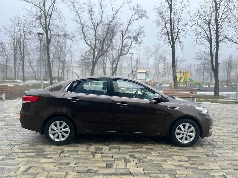 Продам kia rio 2015 год 1.6 мкпп пробег 61000 тыс родной, один единственный собственник состояние автомобиля реально идеальное!не бит не крашен даже бампера в родной краски стёкла все родные включая лобовое отличная комплектация! Датчик света дождя климат контроль подогрев лобового стекла подогрев руля сидений ходовые огни техническая часть состояние близко к новому вложений никаких не требует, осмотр город мариуполь цена 1120000руб по всем вопросам звоните +79490261919 - фотография - 5