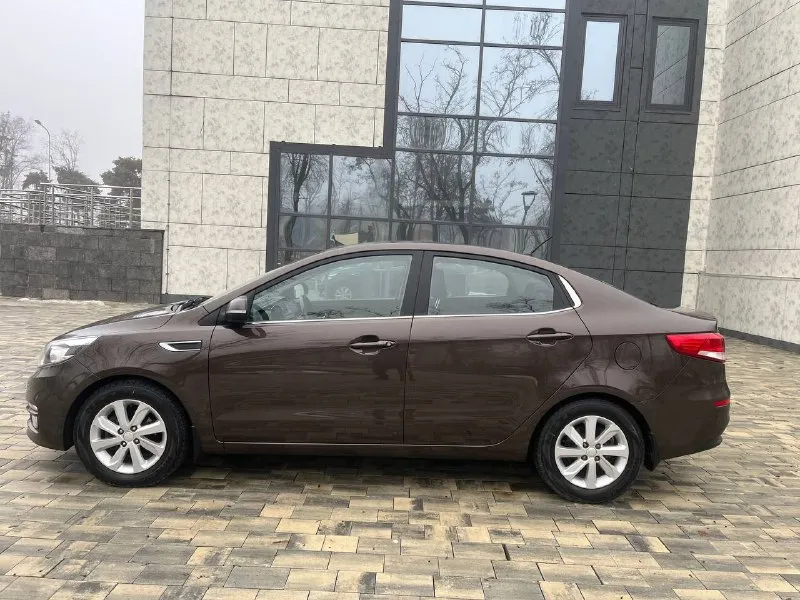 Продам kia rio 2015 год 1.6 мкпп пробег 61000 тыс родной, один единственный собственник состояние автомобиля реально идеальное!не бит не крашен даже бампера в родной краски стёкла все родные включая лобовое отличная комплектация! Датчик света дождя климат контроль подогрев лобового стекла подогрев руля сидений ходовые огни техническая часть состояние близко к новому вложений никаких не требует, осмотр город мариуполь цена 1120000руб по всем вопросам звоните +79490261919 - фотография - 6
