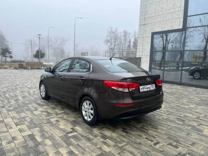Продам kia rio 2015 год 1.6 мкпп пробег 61000 тыс родной, один единственный собственник состояние автомобиля реально идеальное!не бит не крашен даже бампера в родной краски стёкла все родные включая лобовое отличная комплектация! Датчик света дождя климат контроль подогрев лобового стекла подогрев руля сидений ходовые огни техническая часть состояние близко к новому вложений никаких не требует, осмотр город мариуполь цена 1120000руб по всем вопросам звоните +79490261919 - фотография - 7