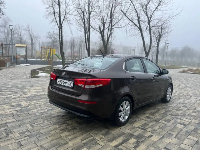 Продам kia rio 2015 год 1.6 мкпп пробег 61000 тыс родной, один единственный собственник состояние автомобиля реально идеальное!не бит не крашен даже бампера в родной краски стёкла все родные включая лобовое отличная комплектация! Датчик света дождя климат контроль подогрев лобового стекла подогрев руля сидений ходовые огни техническая часть состояние близко к новому вложений никаких не требует, осмотр город мариуполь цена 1120000руб по всем вопросам звоните +79490261919 - фотография - 8