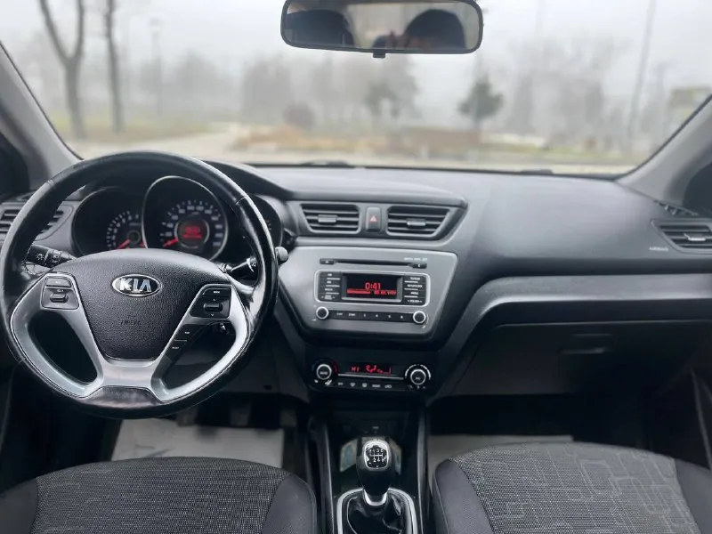 Продам kia rio 2015 год 1.6 мкпп пробег 61000 тыс родной, один единственный собственник состояние автомобиля реально идеальное!не бит не крашен даже бампера в родной краски стёкла все родные включая лобовое отличная комплектация! Датчик света дождя климат контроль подогрев лобового стекла подогрев руля сидений ходовые огни техническая часть состояние близко к новому вложений никаких не требует, осмотр город мариуполь цена 1120000руб по всем вопросам звоните +79490261919 - фотография - 9