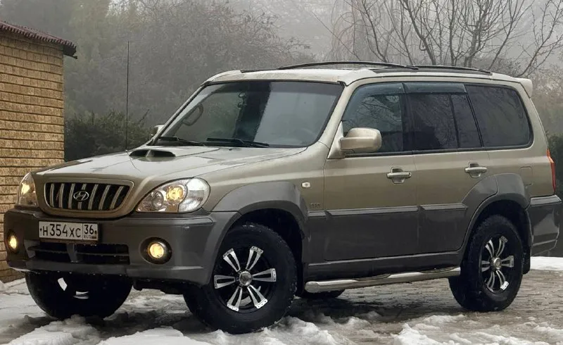 В продаже hyundai terracan. , 2.9 л, турбодизель. настоящий рамный внедорожник. , постоянный полный привод. , автомобиль обслужен. , ухожен. двигатель сухой, работает ровно, тяга паровоза, приезжайте, смотрите и слушайте на холодную (заранее предупредив) на авто езжу ежедневно. вечная “механика“ никаких нареканий не имеет. тнвд перебирался в начале осени. , промыт бак, обслужена система тормозов. , заменён стартер, выполнена ревизия ходовой части. новые масла. оптика новая, покрыта в бронеплёнку вкл и птф. есть возможность установки 3-го ряда сидений. находится с 2011 г в одной семье, имеет родной окрас кузова, что является редким явлением для рамного внедорожника ‘в возрасте’. остекление заводское, в дтп не участвовал. vin читается отл. рама целая, сварки не требует. кузов без гнили. комплектация с климат-контролем, подогревом сидений, зеркал и зоны дворников, доводчиком окон, 4-ь эл. сп и т. д. акустика заменена, играет пр 📲 tg: дмитрий 📞 звоните: +7(949)3635268 - фотография - 3