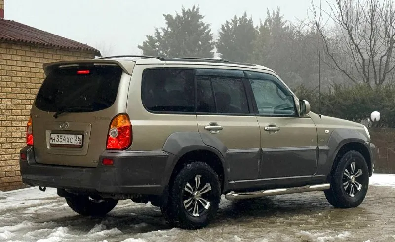 В продаже hyundai terracan. , 2.9 л, турбодизель. настоящий рамный внедорожник. , постоянный полный привод. , автомобиль обслужен. , ухожен. двигатель сухой, работает ровно, тяга паровоза, приезжайте, смотрите и слушайте на холодную (заранее предупредив) на авто езжу ежедневно. вечная “механика“ никаких нареканий не имеет. тнвд перебирался в начале осени. , промыт бак, обслужена система тормозов. , заменён стартер, выполнена ревизия ходовой части. новые масла. оптика новая, покрыта в бронеплёнку вкл и птф. есть возможность установки 3-го ряда сидений. находится с 2011 г в одной семье, имеет родной окрас кузова, что является редким явлением для рамного внедорожника ‘в возрасте’. остекление заводское, в дтп не участвовал. vin читается отл. рама целая, сварки не требует. кузов без гнили. комплектация с климат-контролем, подогревом сидений, зеркал и зоны дворников, доводчиком окон, 4-ь эл. сп и т. д. акустика заменена, играет пр 📲 tg: дмитрий 📞 звоните: +7(949)3635268 - фотография - 5