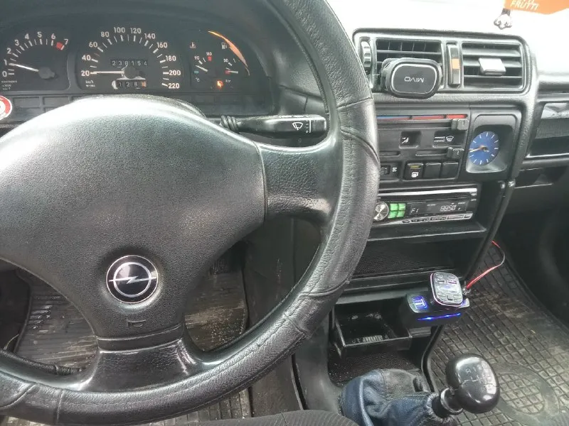 Срочно продам opel вектра а 1989 года 2 литра инжектор на ходу всё работает резина зимняя есть музык... - фотография