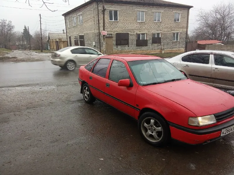 Срочно продам opel вектра а 1989 года 2 литра инжектор на ходу всё работает резина зимняя есть музыка я собственник с переоформлением красивые номера в подарок находится в макеевке цена 140 000 торг пресудстует номер для связи+79495586988 📞 звоните: +7(949)5586988 - фотография - 3