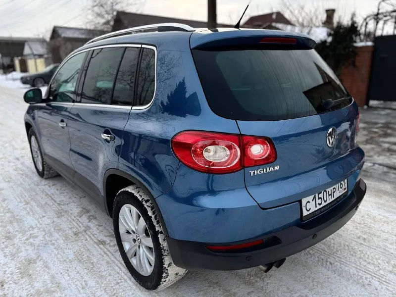 Volkswagen tiguan год 2010 двс 2.0 бензин кпп автомат aisin привод - 4wd пробег 183т. км цена 1.190.000 тел +79497309912 город мариуполь тигуанчик в отличном состоянии, кузов и несущие части без ржавчины и гнили вагавских болячек нет! двигатель не дымит не троит! кпп автомат надежный гидротрансформатор aisin переключает идеально! кожаный салон в хорошем состоянии чистый и приятный резина зима✅ полный привод 4 motion авто вложений не требует! масла фильтра поменяны! документы в полном порядке! доп инфо по тел +79497309912 николай - фотография - 5