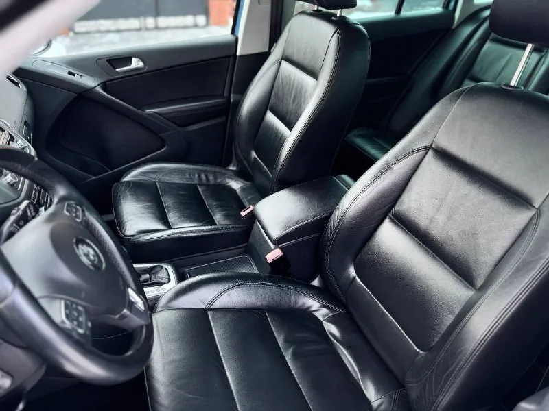 Volkswagen tiguan год 2010 двс 2.0 бензин кпп автомат aisin привод - 4wd пробег 183т. км цена 1.190.000 тел +79497309912 город мариуполь тигуанчик в отличном состоянии, кузов и несущие части без ржавчины и гнили вагавских болячек нет! двигатель не дымит не троит! кпп автомат надежный гидротрансформатор aisin переключает идеально! кожаный салон в хорошем состоянии чистый и приятный резина зима✅ полный привод 4 motion авто вложений не требует! масла фильтра поменяны! документы в полном порядке! доп инфо по тел +79497309912 николай - фотография - 7