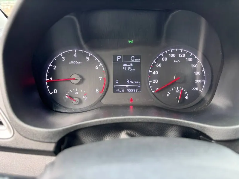 Hyundai solaris год 2019 двс 1.4бенз кпп автомат пробег 98т город мариуполь +79497309912 цена 1.100.000 кузов ровный в отличном состоянии не ржавый, двигатель работает отлично, автомат не пинает переключает без пинков и рывков, ходовая не стучит вся взбитая, салон чистый и опрятный, новая резина зимняя шипы. документы в полном порядке! пройден тех осмотр!для переоформления в гаи диагностическая карта на руках. небольшой торг - фотография - 7