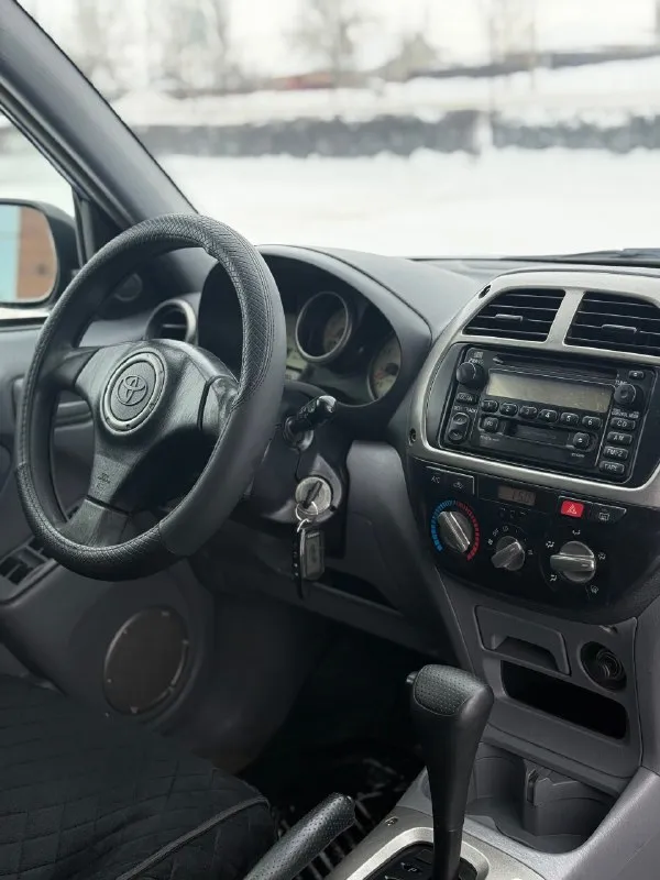 В продаже toyota rav4, двигатель - 2.0 л (1azfe) неубиваемый агрегат с цепным грм (20.10.2025) произведена замена цепи, роликов, помпы и т. д. автомат 4-х ступенчатый. , вечный, переключает отлично, . частичная замена масла - (25.08.2025) постоянный полный привод. расход : 10,5-12,5 л. в редчайшем состоянии, заводской окрас всего кузова, каждый элемент имеет маркировку (vin) остекление родное включая даже лобовое! птс оригинальный. , 12 лет находится в одной семье. сборка (япония) для рынка usa. резина зимняя, новая, летняя на иных литых дисках в комплекте. техосмотр пройден. авто готово к оформлению. контакты : +7 (949) 363-52-68 (есть «telegram») цена : 850,000 рублей. обмен не рассматриваю. территориально находится в г макеевка (центр) варианты рассрочки и т. д и т. п не предоставляю. 📞 🇷🇺 звоните: +79493635268 - фотография - 10