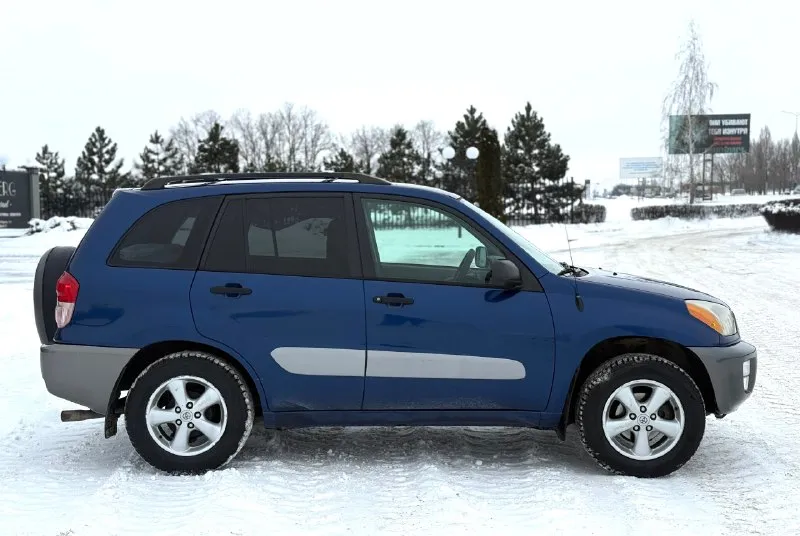 В продаже toyota rav4, двигатель - 2.0 л (1azfe) неубиваемый агрегат с цепным грм (20.10.2025) произведена замена цепи, роликов, помпы и т. д. автомат 4-х ступенчатый. , вечный, переключает отлично, . частичная замена масла - (25.08.2025) постоянный полный привод. расход : 10,5-12,5 л. в редчайшем состоянии, заводской окрас всего кузова, каждый элемент имеет маркировку (vin) остекление родное включая даже лобовое! птс оригинальный. , 12 лет находится в одной семье. сборка (япония) для рынка usa. резина зимняя, новая, летняя на иных литых дисках в комплекте. техосмотр пройден. авто готово к оформлению. контакты : +7 (949) 363-52-68 (есть «telegram») цена : 850,000 рублей. обмен не рассматриваю. территориально находится в г макеевка (центр) варианты рассрочки и т. д и т. п не предоставляю. 📞 🇷🇺 звоните: +79493635268 - фотография - 4