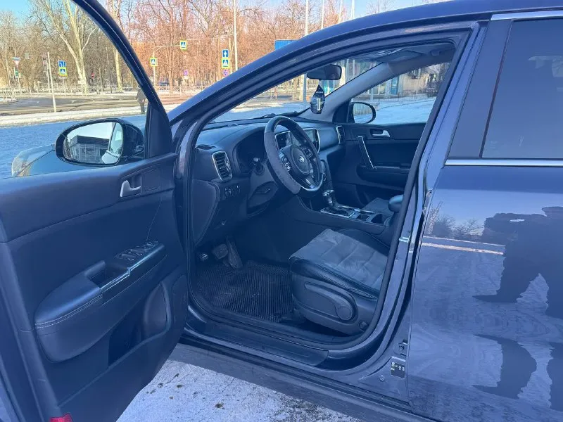 Kia sportage официал 1 хозяин 2018 год выпуска двигатель 2.0 бензин коробка автомат автомобиль в отличном состоянии, абсолютно не какого вложения не требует ! хорошая комплектация, раздельный климат-контроль, круиз контроль, датчик света, датчик дождя, подогревы сидений передних, и задних, многофункциональная магнитола android громкая связь, сигнализация starline с автозапуском и много другого ! с документами полный порядок, продажа с подным переоформлением в мрэо г. донецк или по договорености ! цена 1.850тыс. ₽ торг. (возможен обмен а также продажа в кредит ) звоните остальное по +79495210885 📲 tg: r. b 📞 звоните: +7(949)5210885 - фотография - 8