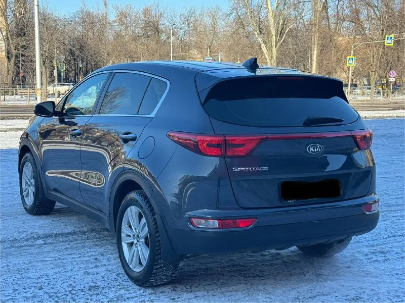 Kia sportage официал 1 хозяин 2018 год выпуска двигатель 2.0 бензин коробка автомат автомобиль в отличном состоянии, абсолютно не какого вложения не требует ! хорошая комплектация, раздельный климат-контроль, круиз контроль, датчик света, датчик дождя, подогревы сидений передних, и задних, многофункциональная магнитола android громкая связь, сигнализация starline с автозапуском и много другого ! с документами полный порядок, продажа с подным переоформлением в мрэо г. донецк или по договорености ! цена 1.850тыс. ₽ торг. (возможен обмен а также продажа в кредит ) звоните остальное по тел. +79495210885 - фотография - 3