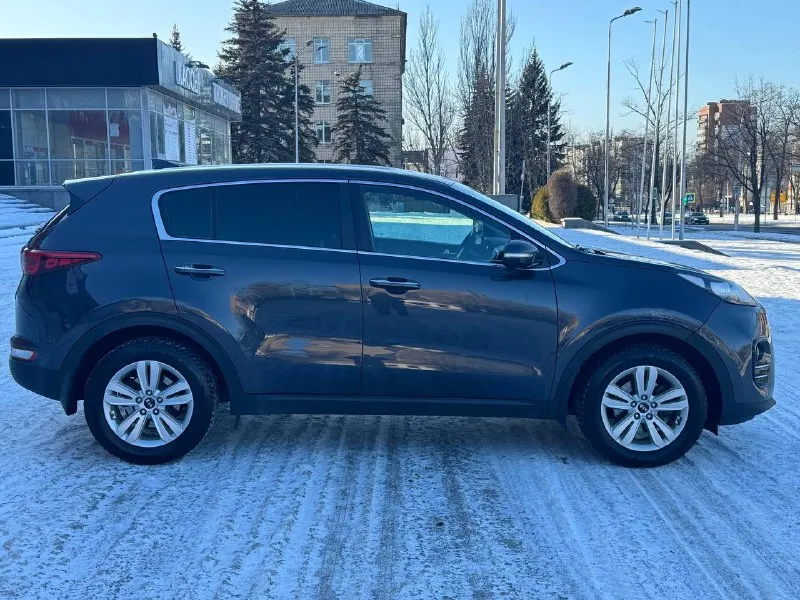 Kia sportage официал 1 хозяин 2018 год выпуска двигатель 2.0 бензин коробка автомат автомобиль в отличном состоянии, абсолютно не какого вложения не требует ! хорошая комплектация, раздельный климат-контроль, круиз контроль, датчик света, датчик дождя, подогревы сидений передних, и задних, многофункциональная магнитола android громкая связь, сигнализация starline с автозапуском и много другого ! с документами полный порядок, продажа с подным переоформлением в мрэо г. донецк или по договорености ! цена 1.850тыс. ₽ торг. (возможен обмен а также продажа в кредит ) звоните остальное по тел. +79495210885 - фотография - 5