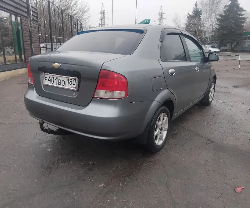 Продаю chevrolet aveo 2005 г. в. пробег 220т. км. установлен газ!(вписан) фаркоп (вписан) машина не пригонялась, покупалась и эксплуатировалась в донецкой области двигатель 1.5 8-ми клапанный, простой и надёжный, ❗️только после капитального ремонта!❗️ блок точился, поршневая новая. ремень, ролик грм и помпа также новые, . масло ravenol 10w40 антифриз higway машина на легкосплавных дисках и зимней резине goodyear по ходовой и кпп вопросов нет не гнилая я хозяин по документам, переоформление в мрэо, диагностическая карта есть! машина находится в донецке кировский р-н +79494083441 цена 385.000 торг. - фотография - 2