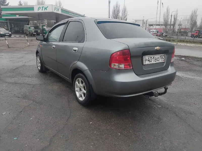 Продаю chevrolet aveo 2005 г. в. пробег 220т. км. установлен газ!(вписан) фаркоп (вписан) машина не пригонялась, покупалась и эксплуатировалась в донецкой области двигатель 1.5 8-ми клапанный, простой и надёжный, ❗️только после капитального ремонта!❗️ блок точился, поршневая новая. ремень, ролик грм и помпа также новые, . масло ravenol 10w40 антифриз higway машина на легкосплавных дисках и зимней резине goodyear по ходовой и кпп вопросов нет не гнилая я хозяин по документам, переоформление в мрэо, диагностическая карта есть! машина находится в донецке кировский р-н +79494083441 цена 385.000 торг. - фотография - 3