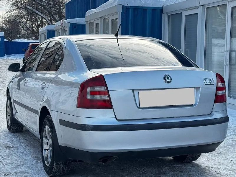 Продам skoda octavia а5 (шкода октавия) автомобиль в отменном состоянии без дефектов (без гнили ржавчины и т. д) низа дверей заводские днище, пороги отличное без дефектов. (фото днища могу сбросить в лс) техническая часть без вложений объем двигателя:1.6 коробка передач: 5-тя ступенчатая автомобиль без дтп в родном метале (окрасы имеются) год выпуска:2007 пробег:210.000 км оригиналы я собственник в комплектации имеется кондиционер(заправлен), усилитель руля, подогревы сидений, электростеклоподъёмники, airbag, штатная акустика(звучит отлично), обогревы стекл, сигнализация, хорошая резина, сервисные книги. стоимость:587.000₽ присутствует торг. по всем вопросам обращайтесь по номеру телефона +79490667446(в связи с нашей связью звоните несколько раз) - фотография - 3
