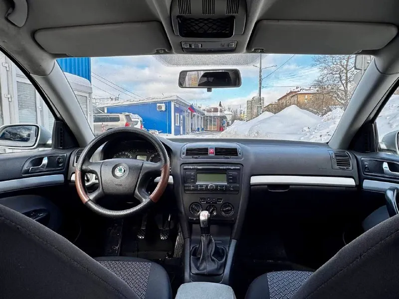 Продам skoda octavia а5 (шкода октавия) автомобиль в отменном состоянии без дефектов (без гнили ржавчины и т. д) низа дверей заводские днище, пороги отличное без дефектов. (фото днища могу сбросить в лс) техническая часть без вложений объем двигателя:1.6 коробка передач: 5-тя ступенчатая автомобиль без дтп в родном метале (окрасы имеются) год выпуска:2007 пробег:210.000 км оригиналы я собственник в комплектации имеется кондиционер(заправлен), усилитель руля, подогревы сидений, электростеклоподъёмники, airbag, штатная акустика(звучит отлично), обогревы стекл, сигнализация, хорошая резина, сервисные книги. стоимость:587.000₽ присутствует торг. по всем вопросам обращайтесь по номеру телефона +79490667446(в связи с нашей связью звоните несколько раз) - фотография - 5