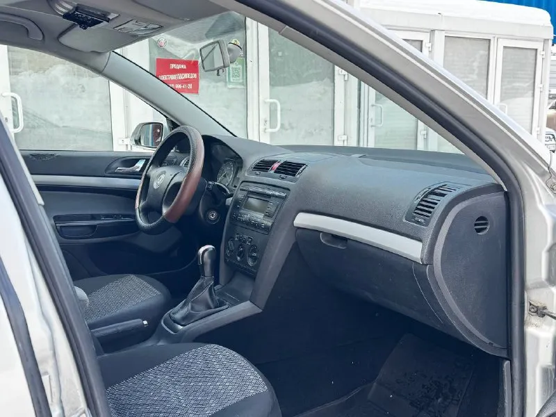 Продам skoda octavia а5 (шкода октавия) автомобиль в отменном состоянии без дефектов (без гнили ржавчины и т. д) низа дверей заводские днище, пороги отличное без дефектов. (фото днища могу сбросить в лс) техническая часть без вложений объем двигателя:1.6 коробка передач: 5-тя ступенчатая автомобиль без дтп в родном метале (окрасы имеются) год выпуска:2007 пробег:210.000 км оригиналы я собственник в комплектации имеется кондиционер(заправлен), усилитель руля, подогревы сидений, электростеклоподъёмники, airbag, штатная акустика(звучит отлично), обогревы стекл, сигнализация, хорошая резина, сервисные книги. стоимость:587.000₽ присутствует торг. по всем вопросам обращайтесь по номеру телефона +79490667446(в связи с нашей связью звоните несколько раз) - фотография - 6