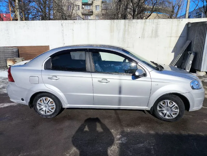 Chevrolet aveo 2008 года, двигатель 1.6 mt (109 л. с.). достаточно редкая комплектация в плане мощности двигателя, едет бодро. я 2-й владелец, с 2024 года, до этого, с 2011 года была в эксплуатации у отца. гаражное хранение с 2011 года. обслуживалась регулярно, замена жидкостей производилась своевременно, за год эксплуатации были поменяно многое ( бензонасос, реле зажигания, свечи, прокладка двигателя, тормозные колодки в круг, газовый редуктор) установлено гбо которое вписано в птс, всё законно. кондиционер и печка работают! по днищу нет никаких нареканий, ничего не стучит, не гремит. по кузову есть нюансы, которые видно на фото, ничего не скрываю. не дтп! установлена магнитола teyes cc3l 4+32gb + камера заднего вида teyes ahd 1080р+ 4 новые колонки, установлена сигнализация. прилагается комплект летней резины, которой нет и года, протекторы как новые. зимняя резина тоже в полном порядке адекватному и реальному покупателю обоснованный торг у капота! ✅2008 год, пробег 133 000 тыс км. ✅электро регулировка зеркал ✅задние парктроники ✅камера заднего вида ✅магнитола teyes cc3l ✅комплект летней резины + зима ✅кондиционер ✅электро стеклоподъемники ✅без залогов и ограничений ✅зеленая автотека ✅2 комплекта ключей ✅сигнализация цена 530 тыс рублей +7 949 794 14 99 - фотография - 2