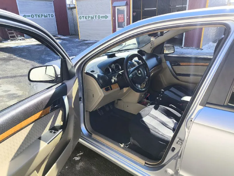 Chevrolet aveo 2008 года, двигатель 1.6 mt (109 л. с.). достаточно редкая комплектация в плане мощности двигателя, едет бодро. я 2-й владелец, с 2024 года, до этого, с 2011 года была в эксплуатации у отца. гаражное хранение с 2011 года. обслуживалась регулярно, замена жидкостей производилась своевременно, за год эксплуатации были поменяно многое ( бензонасос, реле зажигания, свечи, прокладка двигателя, тормозные колодки в круг, газовый редуктор) установлено гбо которое вписано в птс, всё законно. кондиционер и печка работают! по днищу нет никаких нареканий, ничего не стучит, не гремит. по кузову есть нюансы, которые видно на фото, ничего не скрываю. не дтп! установлена магнитола teyes cc3l 4+32gb + камера заднего вида teyes ahd 1080р+ 4 новые колонки, установлена сигнализация. прилагается комплект летней резины, которой нет и года, протекторы как новые. зимняя резина тоже в полном порядке адекватному и реальному покупателю обоснованный торг у капота! ✅2008 год, пробег 133 000 тыс км. ✅электро регулировка зеркал ✅задние парктроники ✅камера заднего вида ✅магнитола teyes cc3l ✅комплект летней резины + зима ✅кондиционер ✅электро стеклоподъемники ✅без залогов и ограничений ✅зеленая автотека ✅2 комплекта ключей ✅сигнализация цена 530 тыс рублей +7 949 794 14 99 - фотография - 3
