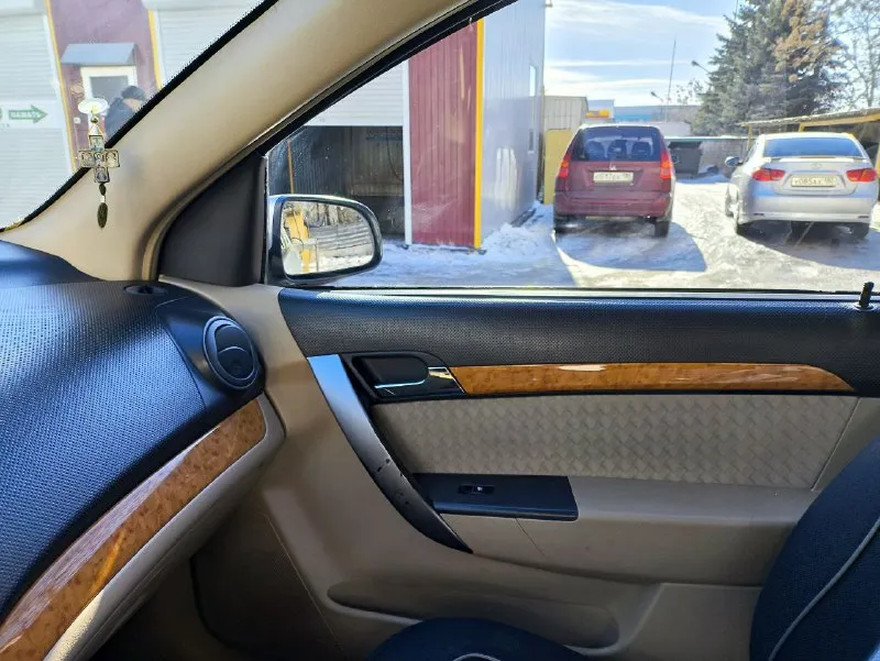 Chevrolet aveo 2008 года, двигатель 1.6 mt (109 л. с.). достаточно редкая комплектация в плане мощности двигателя, едет бодро. я 2-й владелец, с 2024 года, до этого, с 2011 года была в эксплуатации у отца. гаражное хранение с 2011 года. обслуживалась регулярно, замена жидкостей производилась своевременно, за год эксплуатации были поменяно многое ( бензонасос, реле зажигания, свечи, прокладка двигателя, тормозные колодки в круг, газовый редуктор) установлено гбо которое вписано в птс, всё законно. кондиционер и печка работают! по днищу нет никаких нареканий, ничего не стучит, не гремит. по кузову есть нюансы, которые видно на фото, ничего не скрываю. не дтп! установлена магнитола teyes cc3l 4+32gb + камера заднего вида teyes ahd 1080р+ 4 новые колонки, установлена сигнализация. прилагается комплект летней резины, которой нет и года, протекторы как новые. зимняя резина тоже в полном порядке адекватному и реальному покупателю обоснованный торг у капота! ✅2008 год, пробег 133 000 тыс км. ✅электро регулировка зеркал ✅задние парктроники ✅камера заднего вида ✅магнитола teyes cc3l ✅комплект летней резины + зима ✅кондиционер ✅электро стеклоподъемники ✅без залогов и ограничений ✅зеленая автотека ✅2 комплекта ключей ✅сигнализация цена 530 тыс рублей +7 949 794 14 99 - фотография - 6