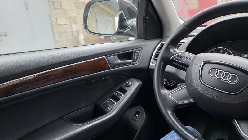 Продам audi q5 2014г. двигатель 2.0 бензин коробка 8 ступенчатый автомат пробег 225 т. полный привод quattro очень хорошая комплектация: датчики света, дождя, слепых зон, 3 зоный климат, сиденья на электроприводе водительское с памятью, полная мультимедиа, электропривод багажника, кожаный салон, панорама с люком безключевой доступ все 4 двери, кнопка старт/стоп и т. д. в автомобиле все стекла родные вся безопасность на месте. +79493306962 андрей цена 2 000 000р. 📞 звоните: +7(949)3306962 - фотография - 2