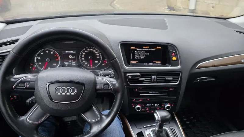 Продам audi q5 2014г. двигатель 2.0 бензин коробка 8 ступенчатый автомат пробег 225 т. полный привод quattro очень хорошая комплектация: датчики света, дождя, слепых зон, 3 зоный климат, сиденья на электроприводе водительское с памятью, полная мультимедиа, электропривод багажника, кожаный салон, панорама с люком безключевой доступ все 4 двери, кнопка старт/стоп и т. д. в автомобиле все стекла родные вся безопасность на месте. +79493306962 андрей цена 2 000 000р. 📞 звоните: +7(949)3306962 - фотография - 5