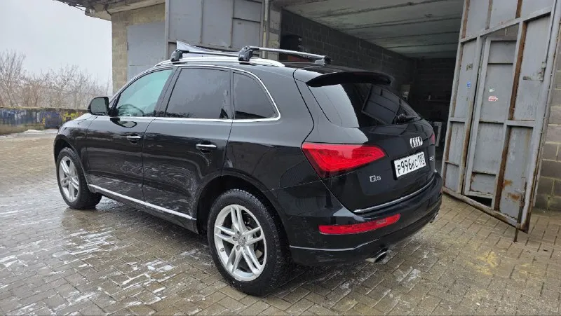 Продам audi q5 2014г. двигатель 2.0 бензин коробка 8 ступенчатый автомат пробег 225 т. полный привод quattro очень хорошая комплектация: датчики света, дождя, слепых зон, 3 зоный климат, сиденья на электроприводе водительское с памятью, полная мультимедиа, электропривод багажника, кожаный салон, панорама с люком безключевой доступ все 4 двери, кнопка старт/стоп и т. д. в автомобиле все стекла родные вся безопасность на месте. +79493306962 андрей цена 2 000 000р. 📞 звоните: +7(949)3306962 - фотография - 7