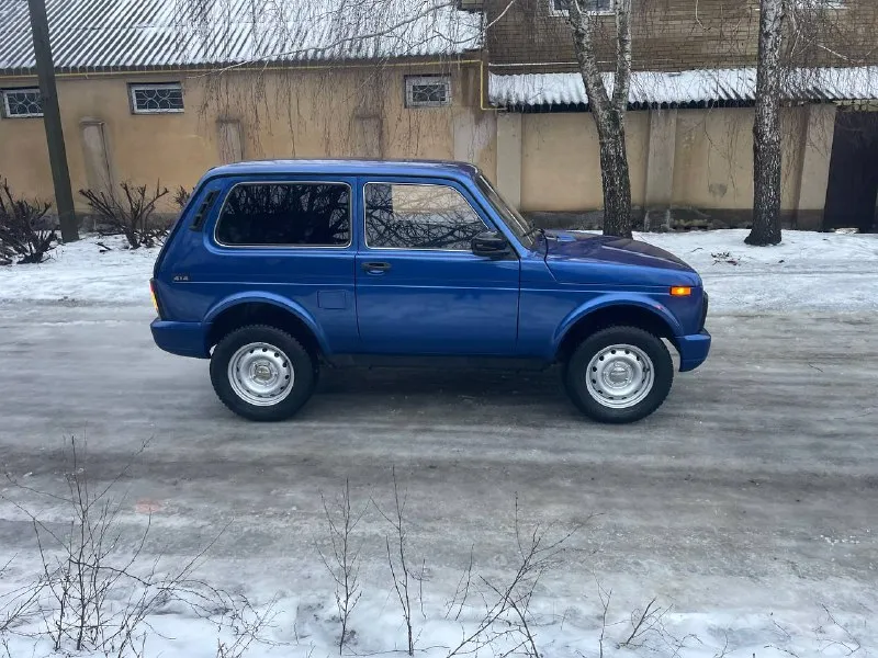 Продам lada niva 4x4 2012 года выпуска по кузову автомобиль в отличном состоянии. дно, лонжероны и пороги замечательные. салон ухожен, музыка. ходовая часть исправна. по двигателю, коробке и раздатке вопросов нет. не троит, не дымит, не хрустит и не выбивает ничего. всё включается как положено. электрика вся работает. документы в порядке, есть техосмотр! осмотр город харцызск цена 445т. р торг телефон (telegram, whatsapp) +79496994520 - фотография - 2